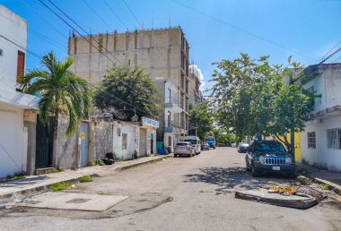 Playa del Carmen Meksika 09. Ekim 2021 Tipik cadde yolu ve arabalı şehir merkezi trafik restoranları Quintana Roo Mexico 'da Playa del Carmen' in insan ve binalarını depoluyor..