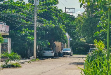 Playa del Carmen Meksika 09. Ekim 2021 Tipik cadde yolu ve arabalı şehir merkezi trafik restoranları Quintana Roo Mexico 'da Playa del Carmen' in insan ve binalarını depoluyor..