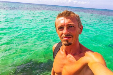 Playa del Carmen Quintana Roo Meksika 'daki tropikal Meksika plajında erkek turist ve gezgin..