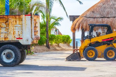 Çöp kamyonu ve kazıcı, Playa del Carmen Quintana Roo Meksika sahilindeki deniz yosunu sargazosunu kaldırdı..