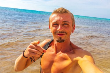 Playa del Carmen Quintana Roo Meksika 'daki tropikal Meksika plajında erkek turist ve gezgin..