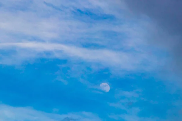 Céu Azul Com Nuvens Químicas Chemtrails Céu Químico Lua Noite — Fotografia de Stock