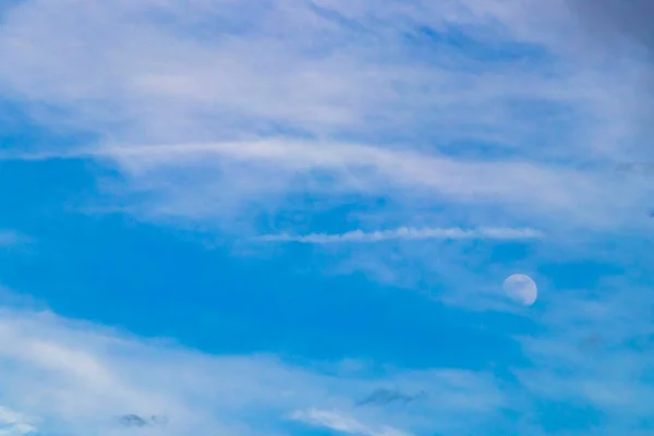 Cielo Azul Con Nubes Químicas Cielo Químico Chemtrails Luna Noche — Foto de Stock