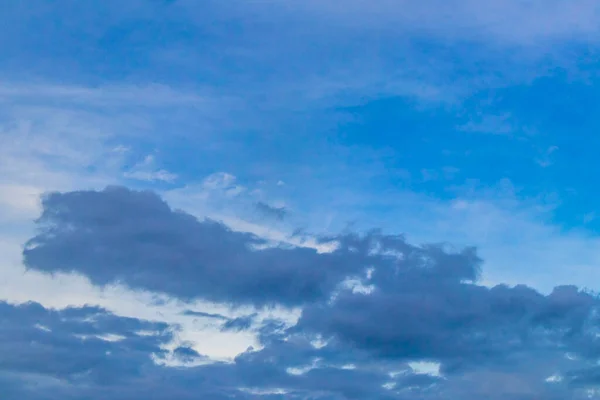 Modrá Obloha Chemickými Mraky Chemické Nebe Chemtrails Slunečný Den Playa — Stock fotografie