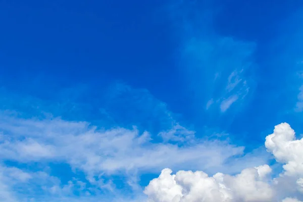 Cielo Azul Con Nubes Químicas Cielo Químico Estelas Químicas Día — Foto de Stock