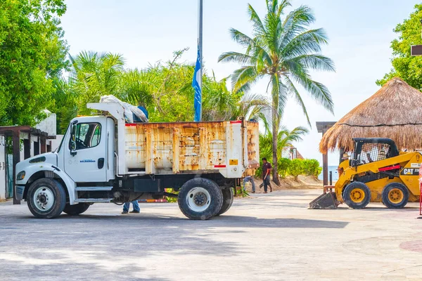Playa del Carmen Meksika 18 numara. Ağustos 2021 Çöp kamyonu ve kazıcı Playa del Carmen Quintana Roo 'daki deniz yosunu sargazosunu plajdan çıkardı..