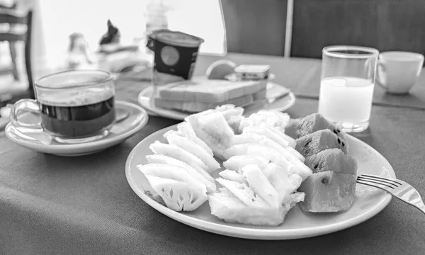 パイナップルスイカオレンジジューストーストと新鮮な朝食ナイトンビーチ タランプーケットタイランド — ストック写真