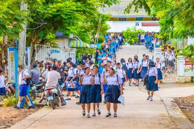 Koh Samui Tayland 25. Mayıs 2018 Taylandlı okul üniformalı çocuklar Surat Thani Tayland 'daki Koh Samui adasında okuldan ayrılırlar..