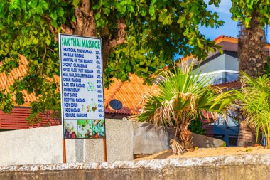 Koh Samui Tayland 25. Mayıs 2018 Sak Thai Masaj tabelası Surat Thani Tayland 'daki Koh Samui adasında bilgi ve fiyatlarla dolu..