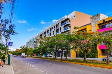 Playa del Carmen 23. Haziran 2022 Tipik cadde yolu ve arabalı şehir merkezi trafik restoranları Quintana Roo Mexico Playa del Carmen 'deki insan ve binaları depolar..