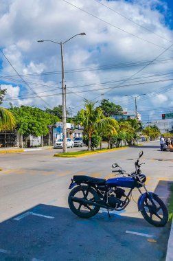 Playa del Carmen 09. Ekim 2021 Tipik cadde yolu ve arabalı şehir merkezi trafik restoranları Quintana Roo Mexico 'da Playa del Carmen' in insan ve binalarını depoluyor..