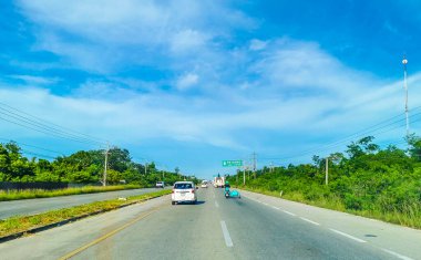 Playa del Carmen 05. Temmuz 2022 Tipik cadde yolu ve arabalı şehir merkezi trafik restoranları Quintana Roo Mexico 'daki Playa del Carmen' in insan ve binalarını depoluyor..