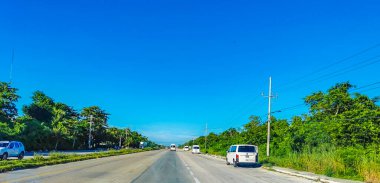 Playa del Carmen 22 numara. Ağustos 2022 Tipik cadde yolu ve arabalı şehir merkezi trafik restoranları Quintana Roo Mexico 'da Playa del Carmen' in insan ve binalarını depoluyor..