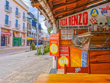 Playa del Carmen 23. Haziran 2022 Tipik cadde yolu ve arabalı şehir merkezi trafik restoranları Quintana Roo Mexico Playa del Carmen 'deki insan ve binaları depolar..