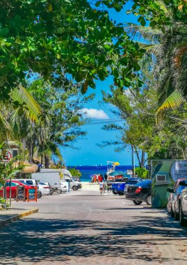 Playa del Carmen 14 numara. Mayıs 2022 Tipik cadde yolu ve araba manzarası trafik restoranları Quintana Roo Mexico 'da Playa del Carmen' in insan ve binalarını depoluyor..