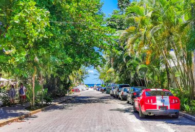 Playa del Carmen 14 numara. Mayıs 2022 Tipik cadde yolu ve araba manzarası trafik restoranları Quintana Roo Mexico 'da Playa del Carmen' in insan ve binalarını depoluyor..