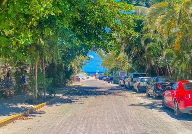 Playa del Carmen 14 numara. Mayıs 2022 Tipik cadde yolu ve araba manzarası trafik restoranları Quintana Roo Mexico 'da Playa del Carmen' in insan ve binalarını depoluyor..