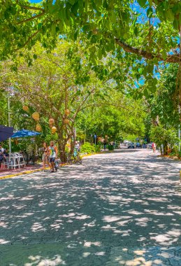 Playa del Carmen 14 numara. Mayıs 2022 Tipik cadde yolu ve araba manzarası trafik restoranları Quintana Roo Mexico 'da Playa del Carmen' in insan ve binalarını depoluyor..