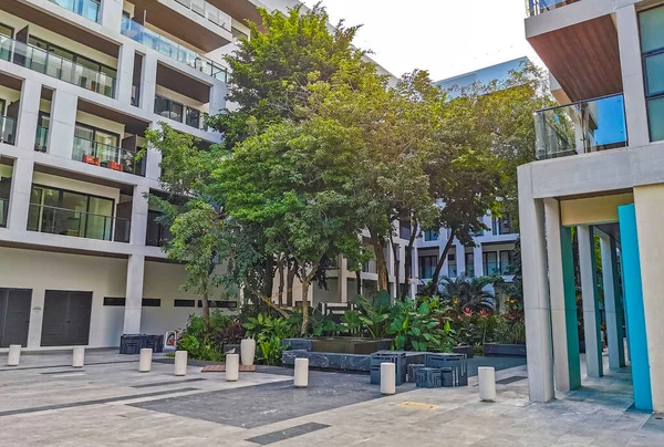 Calle Típica Paisaje Urbano Con Coches Tráfico Restaurantes Tiendas Tiendas — Foto de Stock