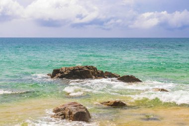 Nai Thon Naithon Sahili turkuaz berrak su ve Phuket adası Tayland 'daki Sakhu Thalang' da dalgalarla dolu güzel bir rüya körfezi..