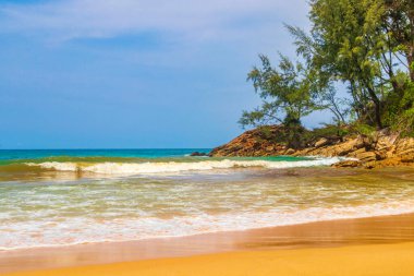 Nai Thon Naithon Sahili Körfezi ve manzara manzarası turkuaz berrak su ve Phuket Adası Tayland 'da, Güney Asya' da Sakhu Thalang 'da dalgalar ile güzel bir rüya sahili..