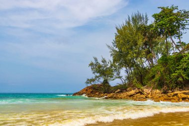 Nai Thon Naithon Sahili Körfezi ve manzara manzarası turkuaz berrak su ve Phuket Adası Tayland 'da, Güney Asya' da Sakhu Thalang 'da dalgalar ile güzel bir rüya sahili..