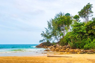 Nai Thon Naithon Sahili Körfezi ve manzara manzarası turkuaz berrak su ve Phuket Adası Tayland 'da, Güney Asya' da Sakhu Thalang 'da dalgalar ile güzel bir rüya sahili..