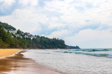 Nai Thon Naithon Sahili Körfezi ve manzara manzarası turkuaz berrak su ve Phuket Adası Tayland 'da, Güney Asya' da Sakhu Thalang 'da dalgalar ile güzel bir rüya sahili..
