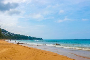 Nai Thon Naithon Sahili Körfezi ve manzara manzarası turkuaz berrak su ve Phuket Adası Tayland 'da, Güney Asya' da Sakhu Thalang 'da dalgalar ile güzel bir rüya sahili..