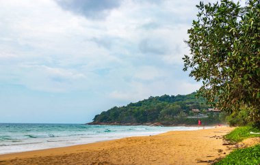 Nai Thon Naithon Sahili Körfezi ve manzara manzarası turkuaz berrak su ve Phuket Adası Tayland 'da, Güney Asya' da Sakhu Thalang 'da dalgalar ile güzel bir rüya sahili..