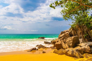 Nai Thon Naithon Sahili Körfezi ve manzara manzarası turkuaz berrak su ve Phuket Adası Tayland 'da, Güney Asya' da Sakhu Thalang 'da dalgalar ile güzel bir rüya sahili..