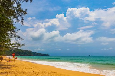 Nai Thon Naithon Sahili Körfezi ve manzara manzarası turkuaz berrak su ve Phuket Adası Tayland 'da, Güney Asya' da Sakhu Thalang 'da dalgalar ile güzel bir rüya sahili..