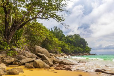 Nai Thon Naithon Sahili Körfezi ve manzara manzarası turkuaz berrak su ve Phuket Adası Tayland 'da, Güney Asya' da Sakhu Thalang 'da dalgalar ile güzel bir rüya sahili..