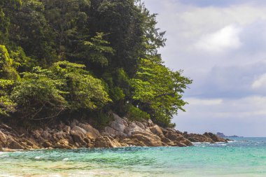 Nai Thon Naithon Sahili Körfezi ve manzara manzarası turkuaz berrak su ve Phuket Adası Tayland 'da, Güney Asya' da Sakhu Thalang 'da dalgalar ile güzel bir rüya sahili..