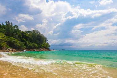 Nai Thon Naithon Sahili Körfezi ve manzara manzarası turkuaz berrak su ve Phuket Adası Tayland 'da, Güney Asya' da Sakhu Thalang 'da dalgalar ile güzel bir rüya sahili..