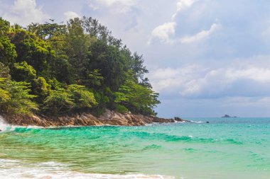 Nai Thon Naithon Sahili Körfezi ve manzara manzarası turkuaz berrak su ve Phuket Adası Tayland 'da, Güney Asya' da Sakhu Thalang 'da dalgalar ile güzel bir rüya sahili..