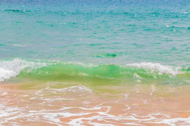 Nai Thon Naithon Sahili turkuaz berrak su ve Phuket adası Tayland 'daki Sakhu Thalang' da dalgalarla dolu güzel bir rüya körfezi..