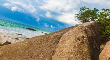 Nai Thon Naithon Sahili Körfezi ve manzara manzarası turkuaz berrak su ve Phuket Adası Tayland 'da, Güney Asya' da Sakhu Thalang 'da dalgalar ile güzel bir rüya sahili..