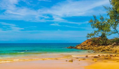 Nai Thon Naithon Sahili Körfezi ve manzara manzarası turkuaz berrak su ve Phuket Adası Tayland 'da, Güney Asya' da Sakhu Thalang 'da dalgalar ile güzel bir rüya sahili..