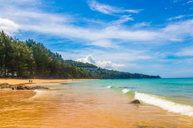 Nai Thon Naithon Sahili Körfezi ve manzara manzarası turkuaz berrak su ve Phuket Adası Tayland 'da, Güney Asya' da Sakhu Thalang 'da dalgalar ile güzel bir rüya sahili..