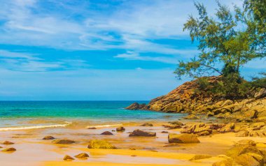 Nai Thon Naithon Sahili Körfezi ve manzara manzarası turkuaz berrak su ve Phuket Adası Tayland 'da, Güney Asya' da Sakhu Thalang 'da dalgalar ile güzel bir rüya sahili..