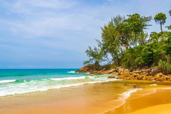 Nai Thon Naithon Sahili Körfezi ve manzara manzarası turkuaz berrak su ve Phuket Adası Tayland 'da, Güney Asya' da Sakhu Thalang 'da dalgalar ile güzel bir rüya sahili..