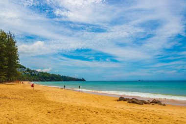 Nai Thon Naithon Sahili Körfezi ve manzara manzarası turkuaz berrak su ve Phuket Adası Tayland 'da, Güney Asya' da Sakhu Thalang 'da dalgalar ile güzel bir rüya sahili..