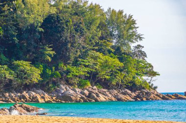 Nai Thon Naithon Sahili Körfezi ve manzara manzarası turkuaz berrak su ve Phuket Adası Tayland 'da, Güney Asya' da Sakhu Thalang 'da dalgalar ile güzel bir rüya sahili..