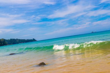 Nai Thon Naithon Sahili turkuaz berrak su ve Phuket adası Tayland 'daki Sakhu Thalang' da dalgalarla dolu güzel bir rüya körfezi..