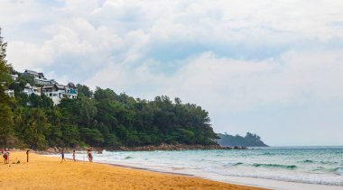 Phuket Tayland 11. Ekim 2018 Nai Thon Naithon Sahil Koyu ve manzara manzarası Güney Asya 'daki Phuket Adası Tayland' da Sakhu Thalang 'da çok güzel bir rüya sahili turkuvazı berrak su dalgaları..