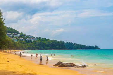 Phuket Tayland 12. Ekim 2018 Nai Thon Naithon Sahil Koyu ve manzara manzarası Güney Asya 'daki Phuket Adası Tayland' da Sakhu Thalang 'da çok güzel bir rüya sahili turkuvazı berrak su dalgaları..
