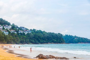 Phuket Tayland 12. Ekim 2018 Nai Thon Naithon Sahil Koyu ve manzara manzarası Güney Asya 'daki Phuket Adası Tayland' da Sakhu Thalang 'da çok güzel bir rüya sahili turkuvazı berrak su dalgaları..