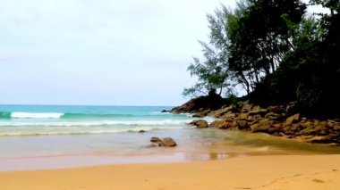 Nai Thon Naithon Sahili Körfezi ve manzara manzarası turkuaz berrak su ve Phuket Adası Tayland 'da, Güney Asya' da Sakhu Thalang 'da dalgalar ile güzel bir rüya sahili..