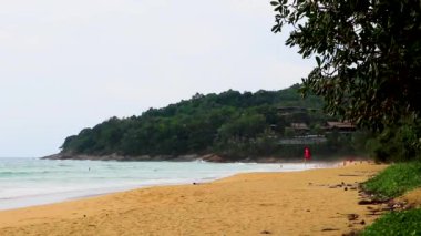 Nai Thon Naithon Sahili Körfezi ve manzara manzarası turkuaz berrak su ve Phuket Adası Tayland 'da, Güney Asya' da Sakhu Thalang 'da dalgalar ile güzel bir rüya sahili..